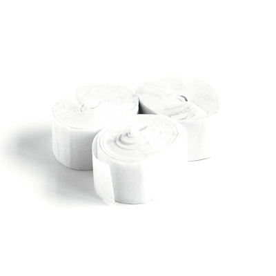 Três rolos brancos de gaze enrolada sobre fundo branco