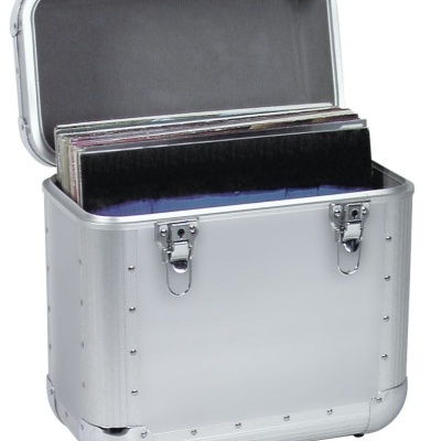 Caixa prateada de armazenamento aberta com discos de vinil dentro