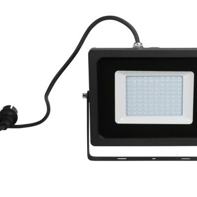 Projetor LED preto com cabo em fundo branco