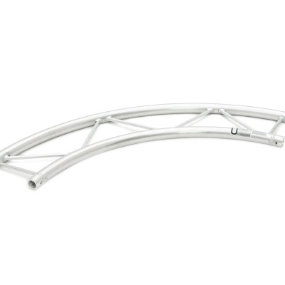 Estrutura metálica curva em alumínio prateado com reforços triangulares