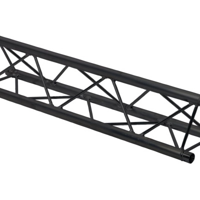 Estrutura metálica preta tipo treliça sobre fundo branco