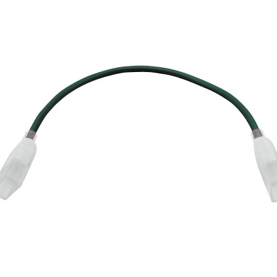 Cabo de ligação verde com conectores brancos em fundo branco