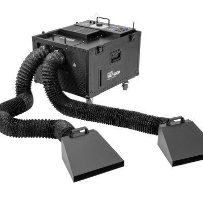 Máquina de limpeza industrial preta com mangueiras e bocais quadrados.