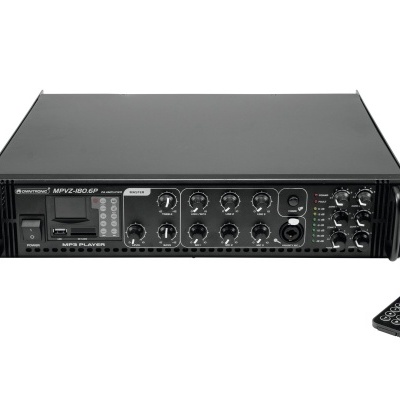 Amplificador de som preto em rack com controlo remoto