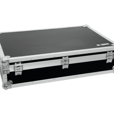 Mala rígida preta com cantos metálicos e fechos prateados