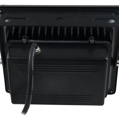 Refletor LED preto visto de trás com dissipador de calor e cabo elétrico