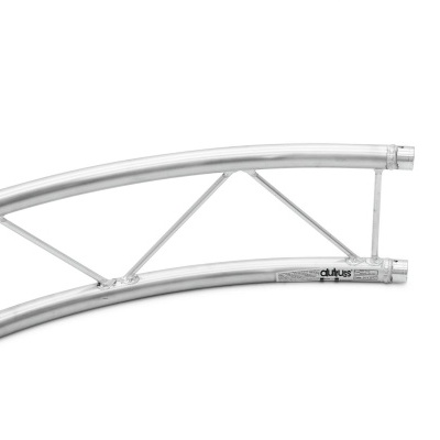 Estrutura metálica curva prateada com tubos e etiqueta CULTURE ALUMINIUM.