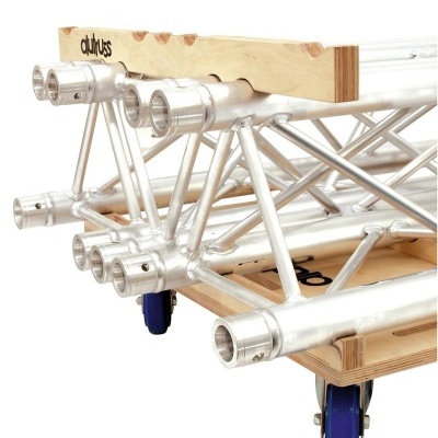 Estruturas de alumínio empilhadas sobre plataforma de madeira com rodas