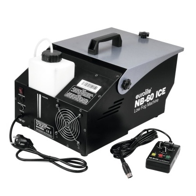 Máquina de gelo preta 'eurolite NB-60 ICE' com controlo remoto e garrafa branca.