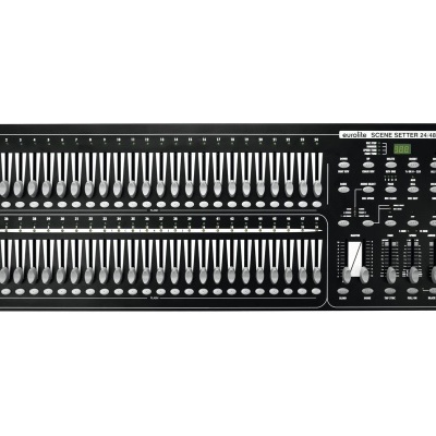 Mesa de som FAVORITE SCENE SETTER 24:48 com deslizadores e botões em painel preto