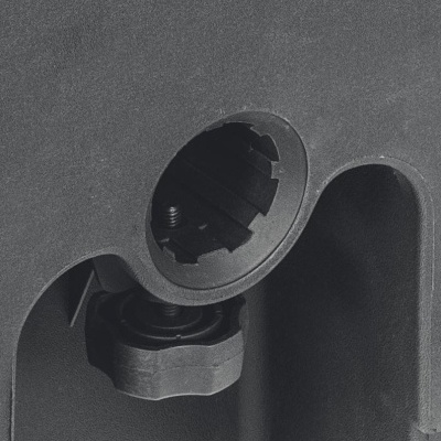 Peça de plástico preto com porca hexagonal e encaixe circular