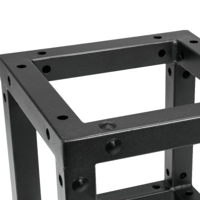 Estrutura metálica preta retangular com furos, sobre fundo branco