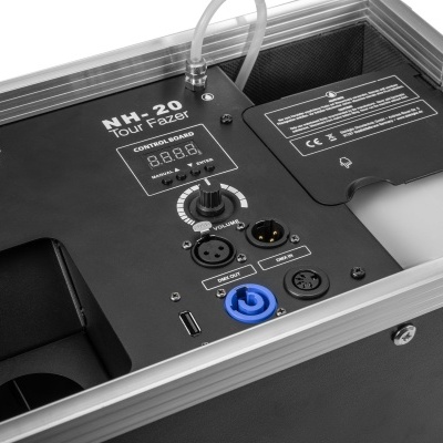 Painel de equipamento eletrónico preto com botões e fichas num suporte metálico cinzento