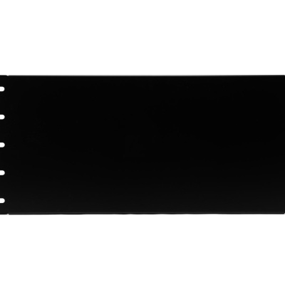 Painel rectangular preto com orifícios laterais sobre fundo branco