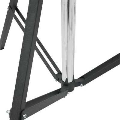 Base de suporte com pés metálicos pretos e tubo cromado em fundo branco