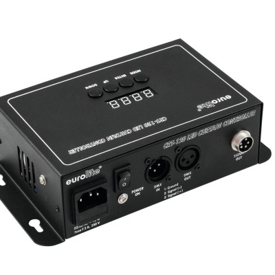 Dispositivo de controle de iluminação digital preto com botões e conectores XLR