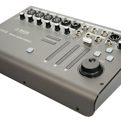 Mesa de mistura de áudio cinzenta com botões e entradas XLR