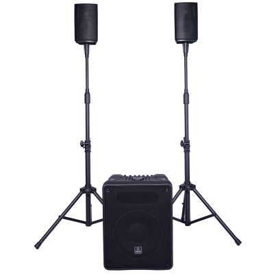 Sistema de som profissional com colunas em tripés e caixa acústica preta
