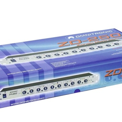 Extensão elétrica branca Omnitronic ZD-250 numa embalagem azul.