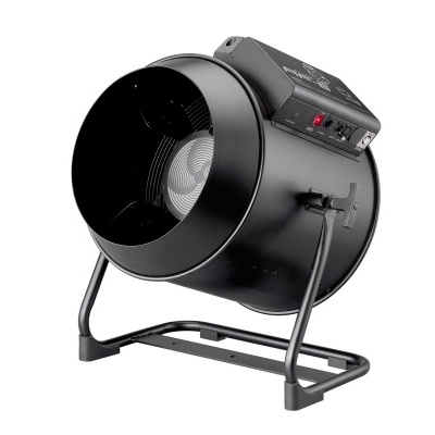 Ventilador industrial preto com estrutura metálica sobre fundo branco