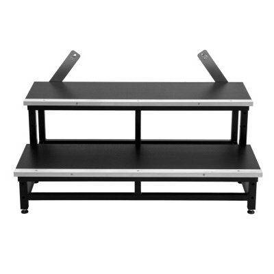 Escada de dois degraus preta com estrutura metálica e degraus antiderrapantes