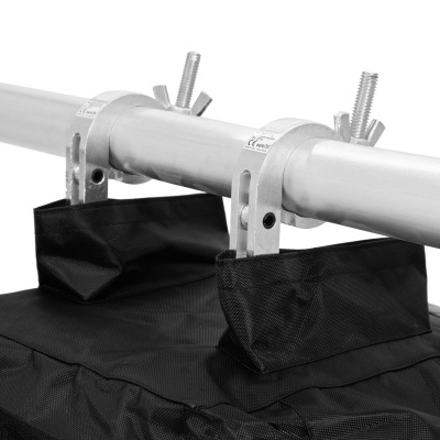 Suporte metálico com grampos segurando capa preta