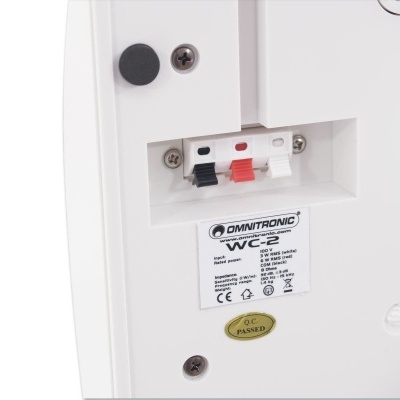 Parte traseira branca de equipamento Omnitronic WC-2 com conectores e etiqueta técnica