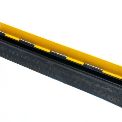 Protetor ou canaleta para cabo em plástico preto e amarelo