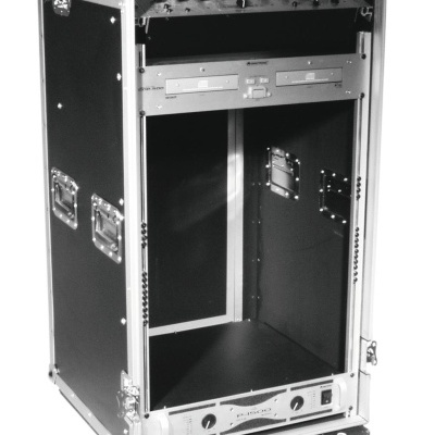 Rack móvel com equipamento áudio preto e prateado com mixer e leitores Pioneer, sobre rodas.