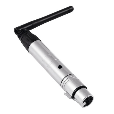 Adaptador com conector XLR macho e antena preta em fundo branco