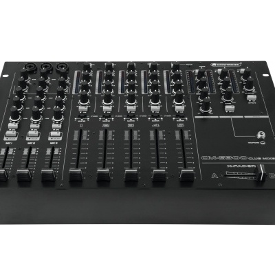 Mesa de mistura DJ profissional preta com múltiplos canais e botões