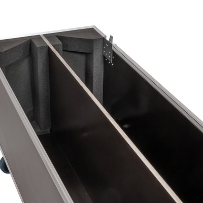 Caixa de armazenamento em madeira preta com espuma e estrutura metálica reforçada.