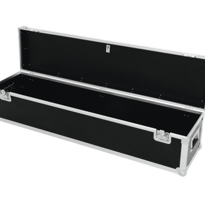 Mala de transporte preta retangular com armação metálica e fechos, aberta e vazia