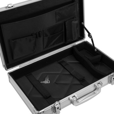 Mala de transporte preta aberta com divisórias e chave