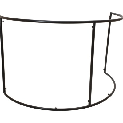 Estrutura metálica preta semicircular em fundo branco