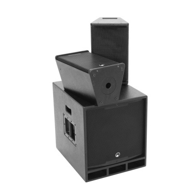 Conjunto de colunas de som pretas de vários tamanhos empilhadas em fundo branco