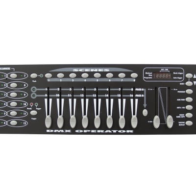 Mesa de controlo DMX Operator preta com botões, manípulos e ecrã digital.