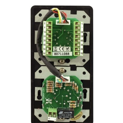 Placa eletrónica de dispositivo com circuitos e fios coloridos