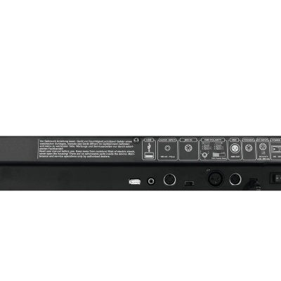 Parte traseira de teclado digital preto com portas de conexão e etiquetas