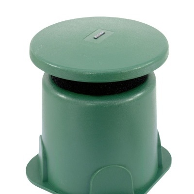 Recipiente verde de plástico com tampa redonda para jardim
