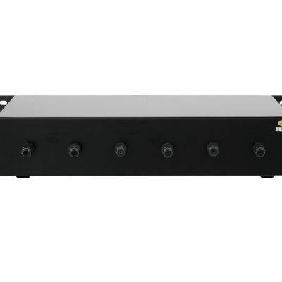 Unidade retangular preta com cinco botões e etiqueta amarela no canto superior direito