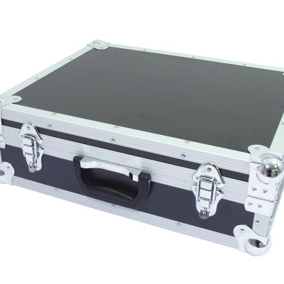 Mala de transporte rígida preta com cantos metálicos prateados