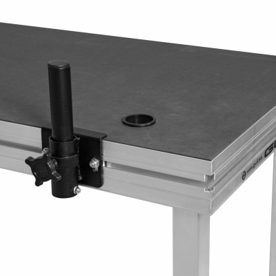 Mesa de trabalho com tampo preto e estrutura metálica prateada, suporte cilíndrico preto fixado no tampo