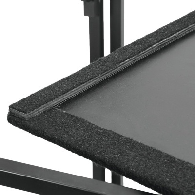 Detalhe de estrutura metálica preta com acabamento em tecido preto e superfície lisa preta.