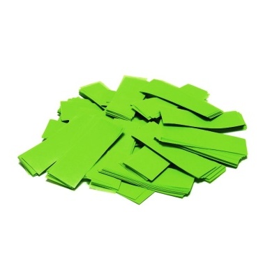 Etiquetas verdes empilhadas sobre fundo branco