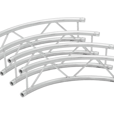 Cinco estruturas metálicas curvas cromadas com barras transversais