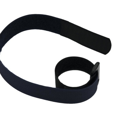 Fita de velcro preta texturada em fundo branco