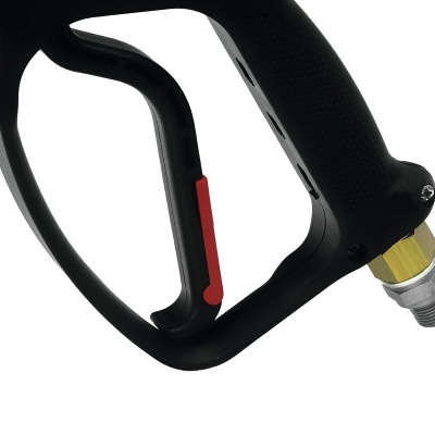 Pistola de alta pressão preta com gatilho vermelho e conector metálico