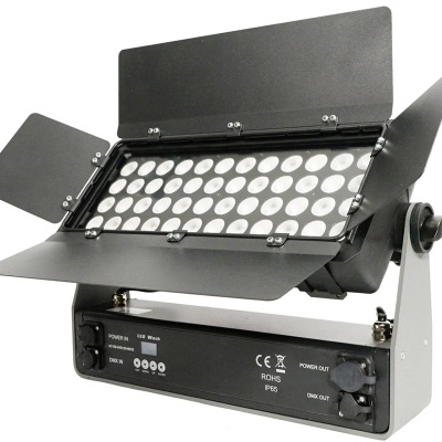 Projetor LED retangular preto com sombras ajustáveis e base articulada