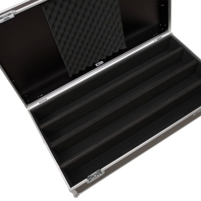 Mala de transporte preta com estrutura metálica e divisórias internas acolchoadas